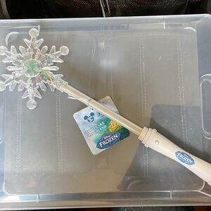 Disneys  FROZEN SNOWFLAKE GLOW WAND  NWT